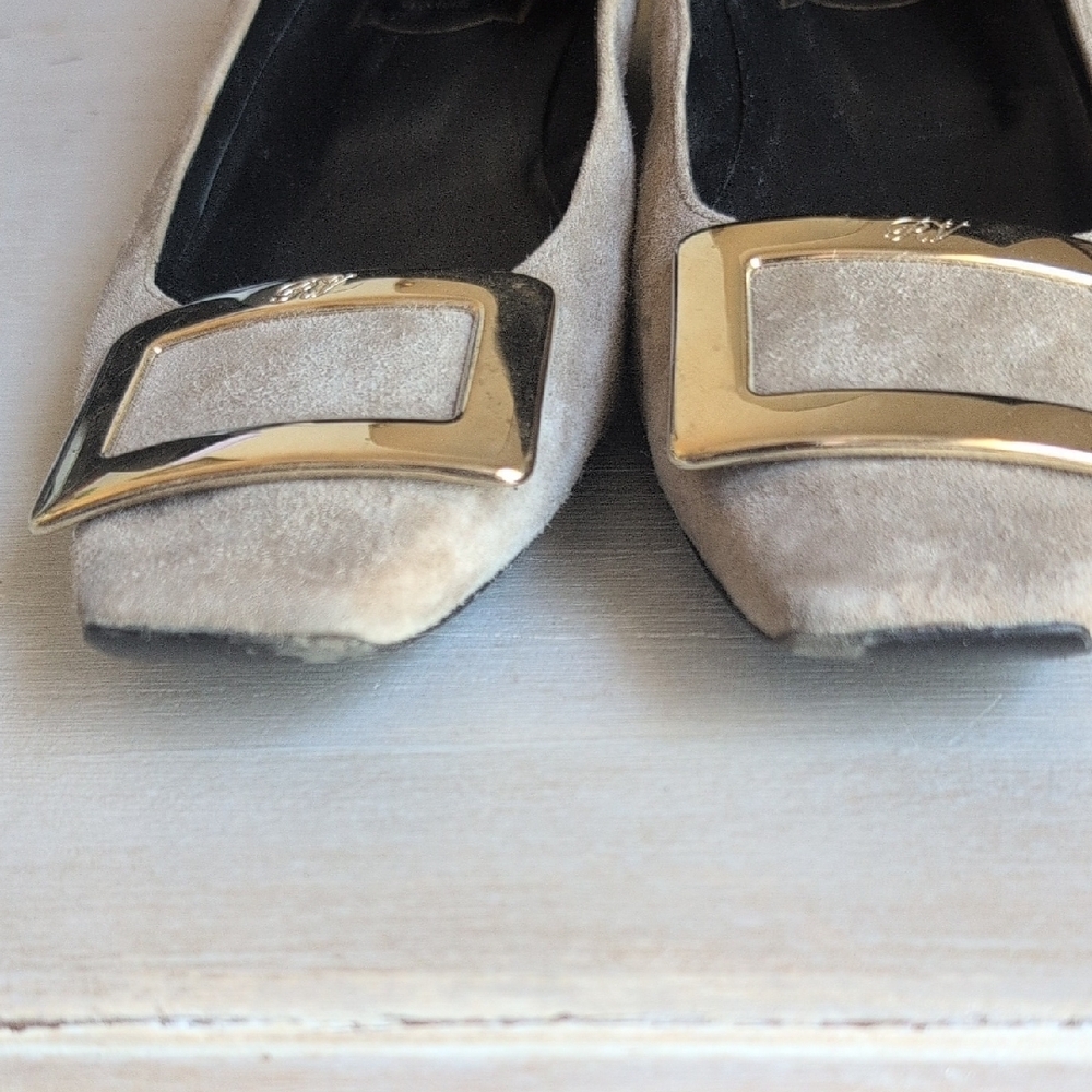Roger Vivier Tan Suede Women's Shoes with Gold Buckle - Picture 5 of 7